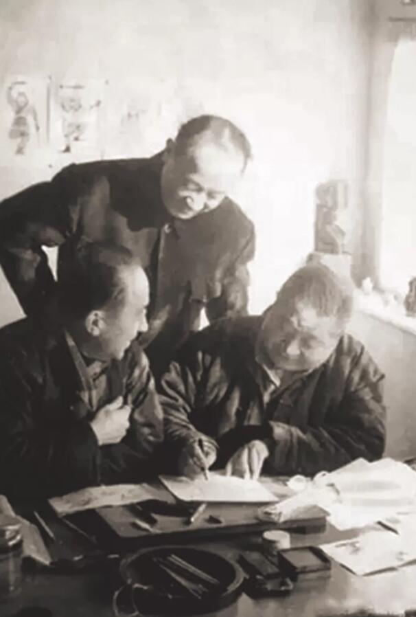 1960年1月 李克弱(編劇)萬籟鳴(導(dǎo)演),到北京芳嘉園張光宇家訪問,就“大鬧天宮”設(shè)計(jì)拍攝工作進(jìn)行長談,并邀其赴“上美廠”參觀指導(dǎo)。.jpg 1960年1月 李克弱(編?。┤f籟鳴(導(dǎo)演),到北京芳嘉園張光宇家訪問,就“大鬧天宮”設(shè)計(jì)拍攝工作進(jìn)行長談,并邀其赴“上美廠”參觀指導(dǎo)。.jpg